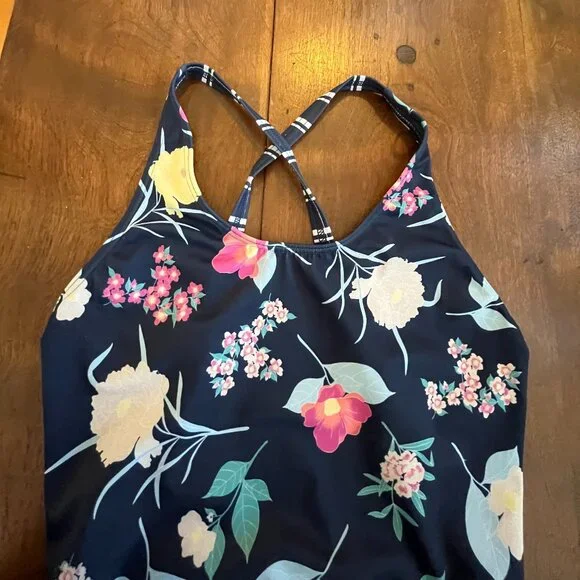 GENTLY USED GIRL'S ROXY BEAUTIFUL FLORAL BATHING SUIT, SIZE 10